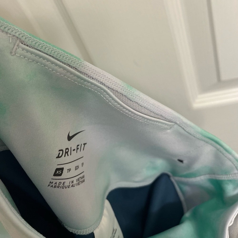 Like-New Nike Women’s size XS Green & White Tie-Dye Athletic Leggings - Picture 5 of 12